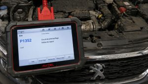 moteur de peugeot avec code erreur 1352 affiché